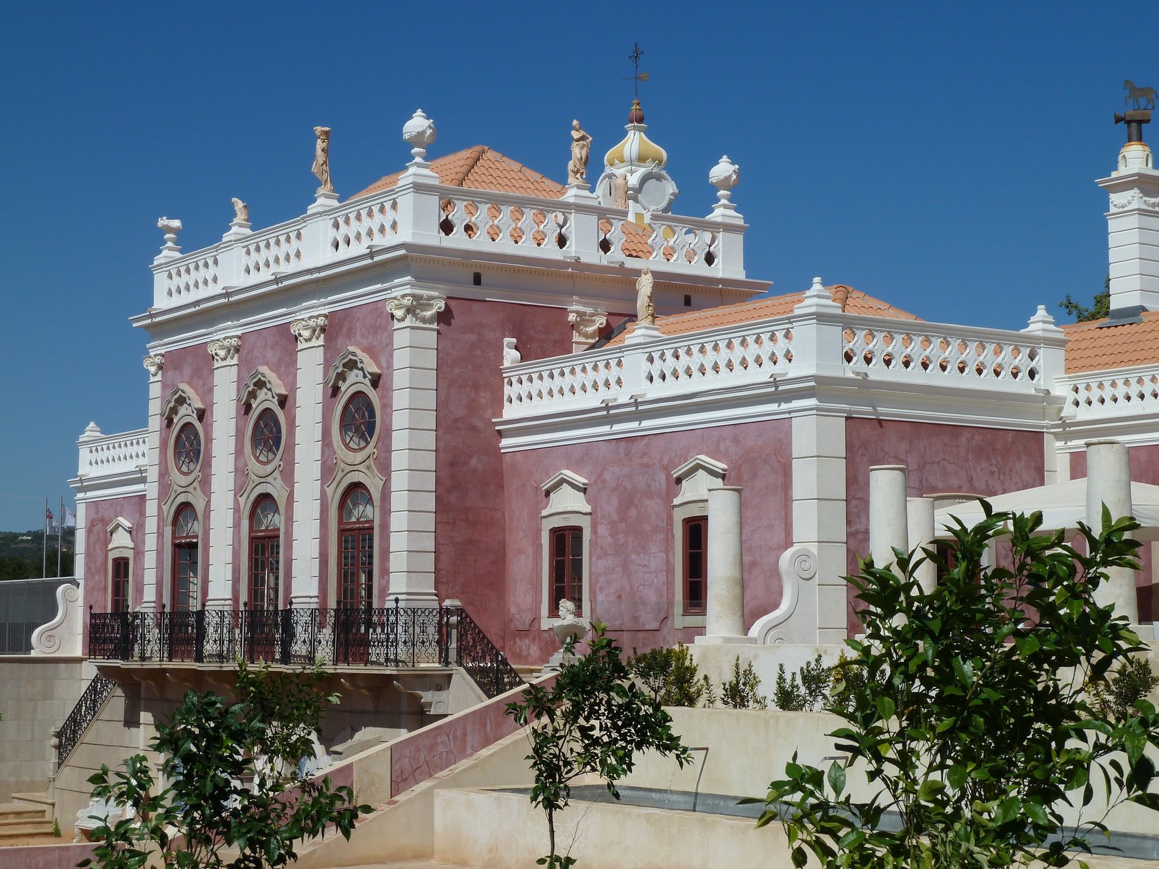 The pink rococo façade of the Palácio de Estoi
