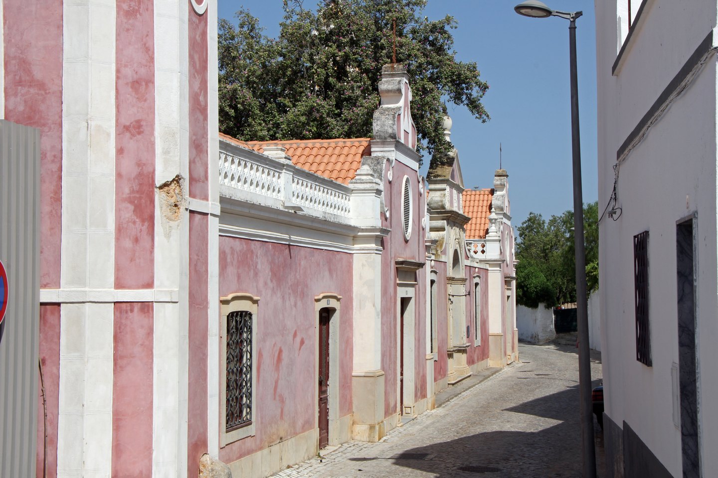 Lane along the pink wall of the Palácio de Estoi